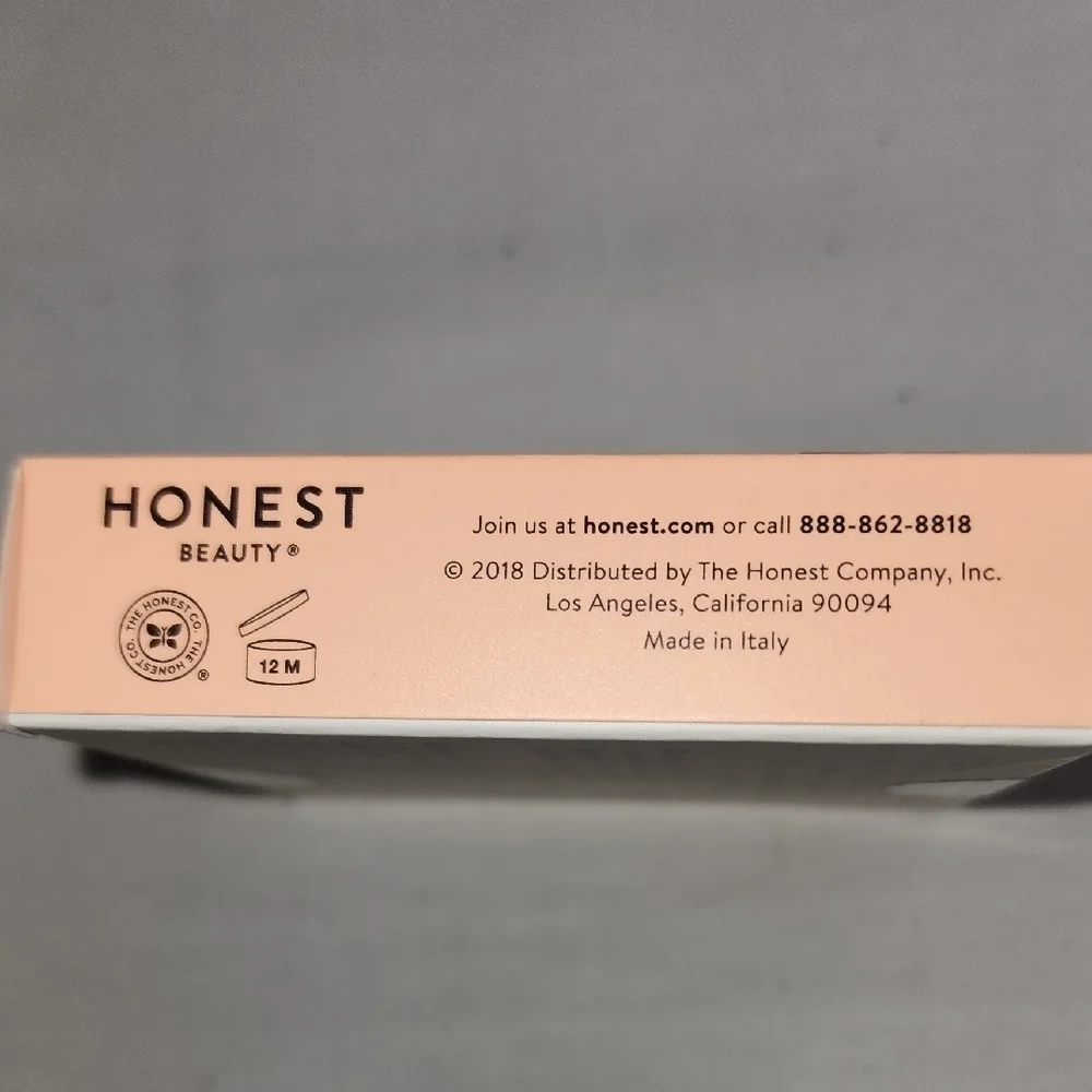 Flawless Brown Foundation for Natural Makeup Finish